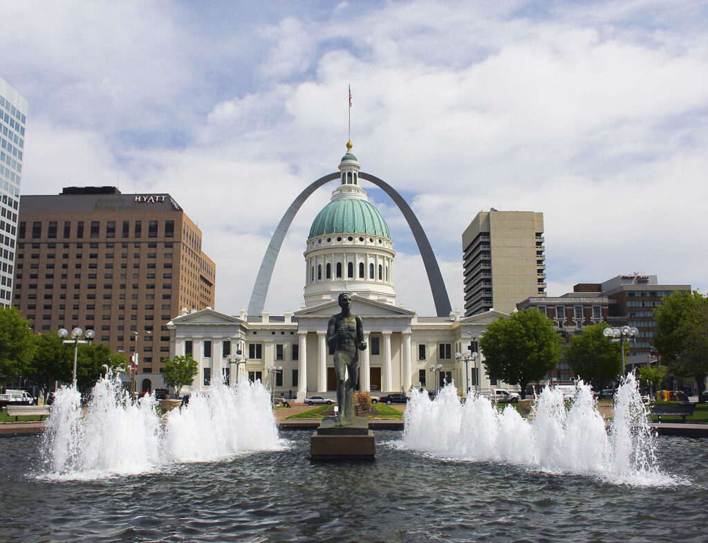 Runner_Fountain_and_Old_Courthouse_and_Arch_(5618845531)
